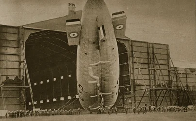 Ein Luftschiff in einen Hangar manövrieren, 1914-19